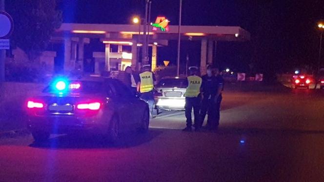 NIELEGALNY zlot samochodów pod Poznaniem. Policjanci wypisali 135 mandatów 