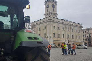 Rolnicy z traktorami na rynku w Lesznie. Tłumaczą mieszkańcom powody protestów [ZDJĘCIA/FILM]