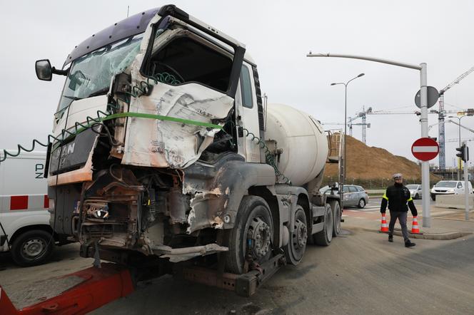 Autobus miejski zderzył się z betoniarką w Warszawie