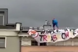 Szok w Gliwicach. Dwóch Spider-Manów rozwiesiło na dachu baner Byle nie Trzaskowski