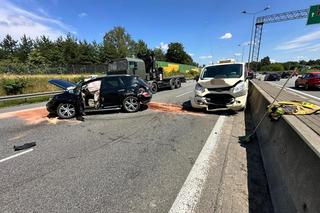 Wypadek na S8 w Warszawie. Rozbita wojskowa ciężarówka i dwa auta, są ranni