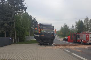 Poważny wypadek na łuku Kieleckiej w Starachowicach. Zderzenie osobówki z tirem