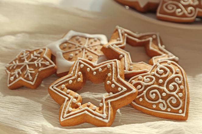 Pierniczki z powidłami śliwkowymi i miodem: przepis na pyszny świąteczny deser