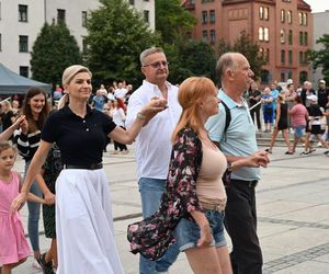 Ruda Śląska tańczy jak dawniej. Międzypokoleniowa potańcówka na rynku porwała tłumy
