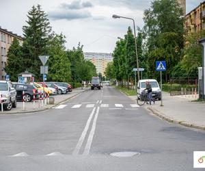 Drogowcy wchodzą na ulicę Dąbrowskiego w Bełchatowie. Będą objazdy dla kierowców [MAPA]