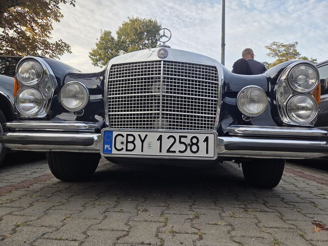 Klasyczna motoryzacja znów zachwyciła Bydgoszcz. „Bydgoskie Klasyki Nocą” przy Torbydzie