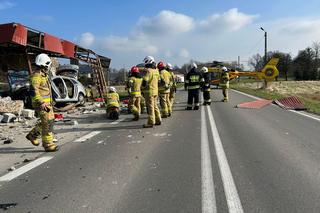 Samochód staranował przystanek. Lekarze walczą o życie kierowcy. Na miejscu śmigłowiec LPR