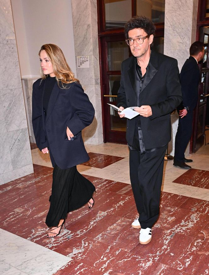 Kuba Wojewódzki z partnerką  na premierze "Hamleta"