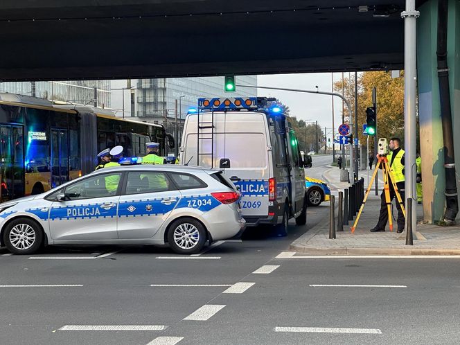 Warszawa. Wypadek na rondzie Tybetu. Tomasz U. przebywał na wolności mimo doprowadzenia do katastrofy autobusu [ZDJĘCIA].