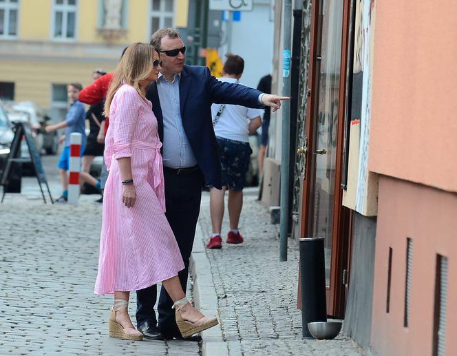 Jacek Kurski z żoną na spacerze w Opolu