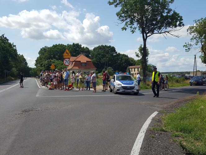 W Henrykowie koło Leszna kibice czekają na kolarzy 80. Tour de Pologne 