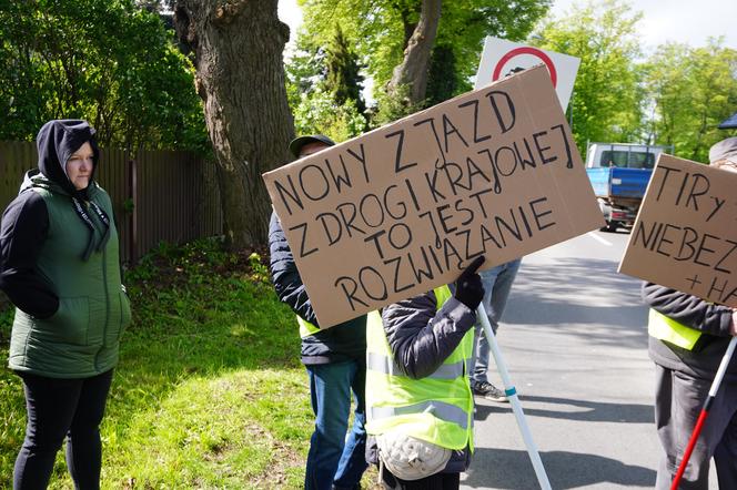 Protest mieszkańców Załęża. Nie chcą tirów na drodze do magazynu Stokrotki