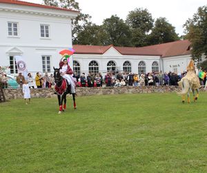 Było spotkanie z modą, muzyką i samochodami z lat 20. w Korczewie. Za nami impreza „Magia lat 20-tych” 2025
