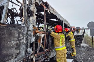 Bus spłonął doszczętnie pod Tarnowem. Podróżowało nim 25 osób
