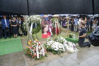 Żałobnicy brawami na kolanach oddali hołd Joannie Kołaczkowskiej. Niezwykły moment wywołał morze łez