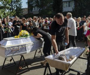 Rakiety Putina zabiły 2-latkę w ramionach mamy! Zdjęcia z pogrzebu ściskają za serce