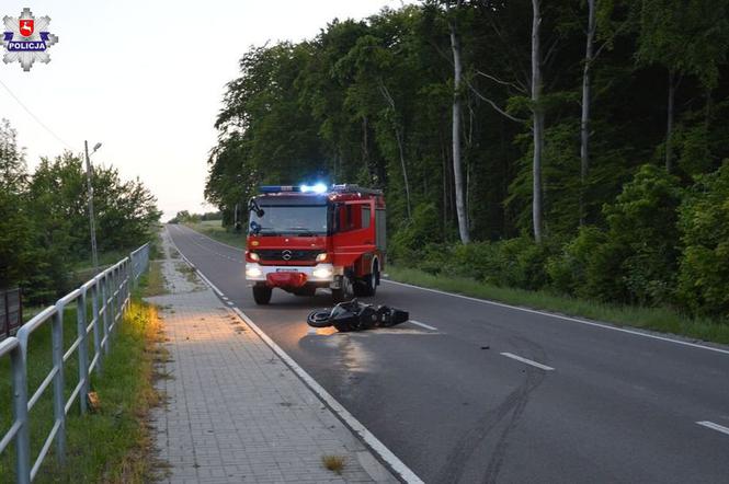 Nieumiejętne wyprzedzanie doprowadziło do wypadku! Młody motocyklista prowadził pomimo braku uprawnień