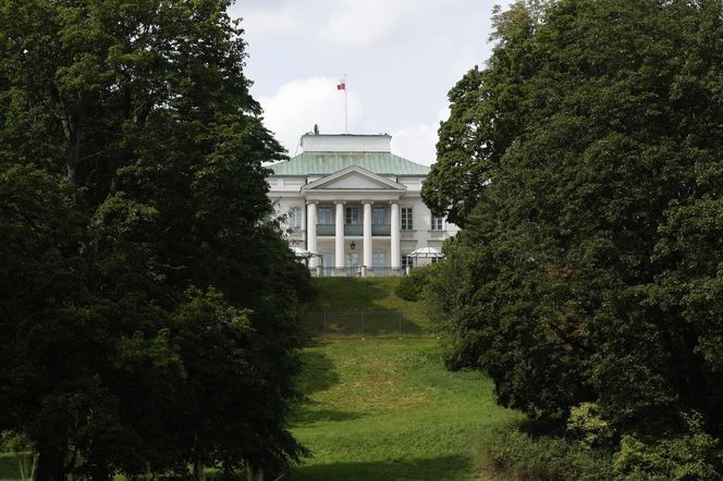 Rodzina Nawrockich przejęła Belweder: Kasia w kasku na hulajnodze, teściowe na balkonie