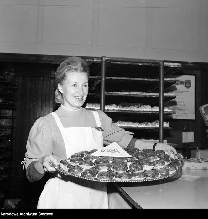 Przygotowywanie pączków w Cukierni Blikle w Warszawie, 1971 rok