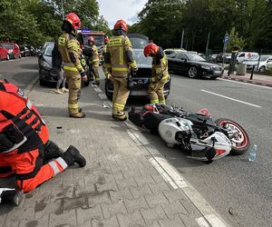 Motocyklista zderzył się z oplem i walnął w forda. Poważny wypadek na Pradze-Północ kont. Warszawa