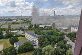 Groźny pożar we Wrocławiu. Strażacy walczą z ogniem w rejonie Krakowskiej