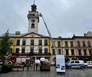 Pożar ratusza w Cieszynie! Budynek ewakuowany. Zapaliła się skrzynka elektryczna na wieży [ZDJĘCIA].