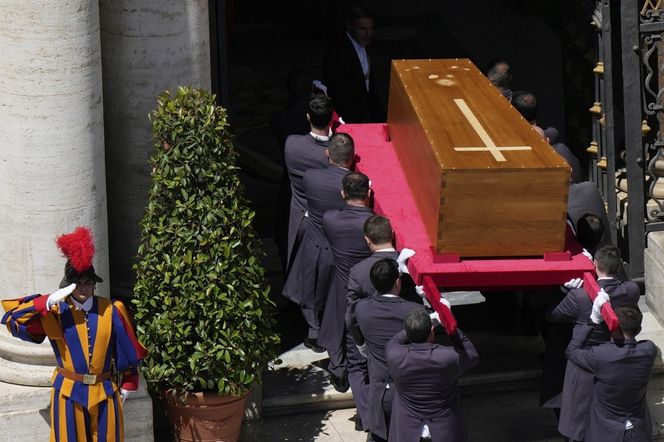 Kondukt żałobny przejechał przez Rzym. Ostatnia droga papieża Franciszka