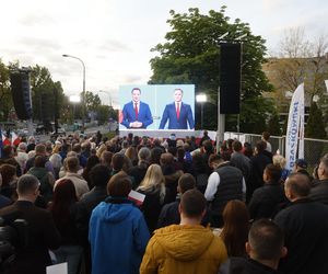 Tłumy pod siedzibą TVP. Debatę Trzaskowski–Nawrocki oglądają na telebimie