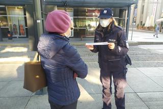 Katowice: Policjanci sprawdzają czy pasażerowie noszą maseczki w komunikacji miejskiej [ZDJĘCIA]