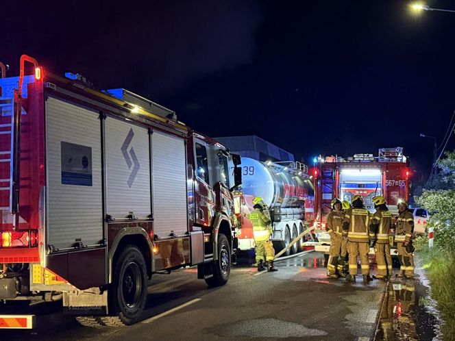 Warszawa. Pożar hal magazynowych w Kawęczynie [ZDJĘCIA]