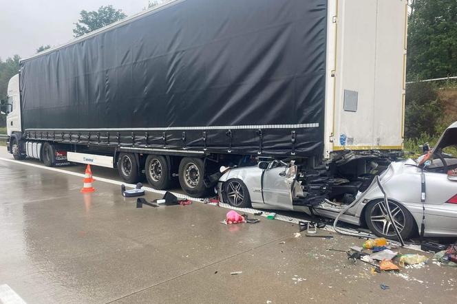 Dolnośląskie. Tragiczny wypadek na A4. Mercedes wbił się pod naczepę tira! Zginął 37-letni mężczyzna [ZDJĘCIA]