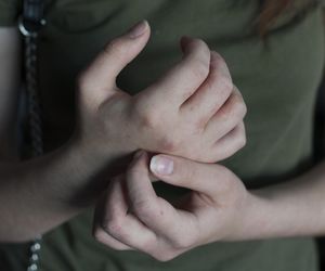Swędzenie i wysypka to nie zawsze alergia. Lekarze ostrzegają: ten objaw na skórze może oznaczać poważny problem