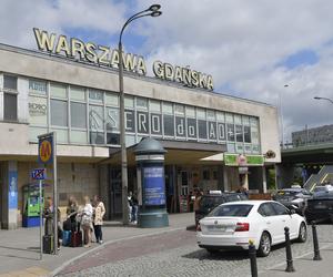  Niebezpieczny tłok na Gdańskim. Perony i schody zatłoczone do granic możliwości. „Tu się kiedyś ktoś zabije!”