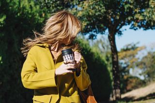 Zapomnij o brązach i szarościach. W tym roku jesienna garderoba tętni żywymi kolorami