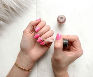 Szukasz idealnego manicure’u na lato? Te kolory pięknie podkreślą wakacyjną opaleniznę