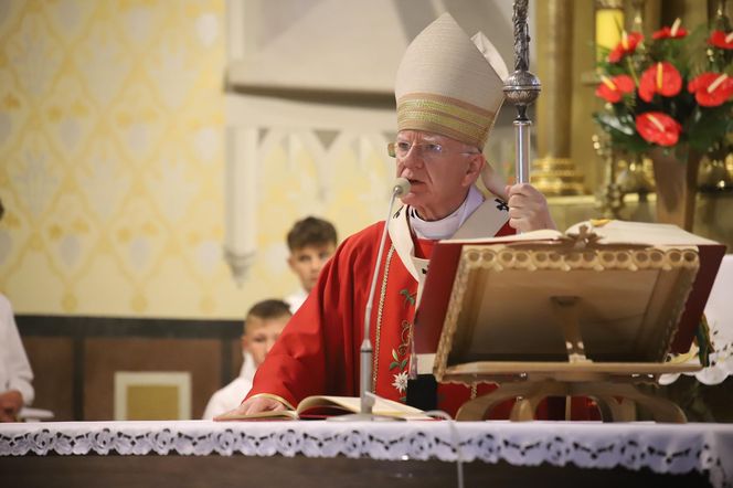 Abp Jędraszewski do bierzmowanych: Miłujcie wszystkich ludzi, jak Pan Jezus, który dla was stał się ubogim