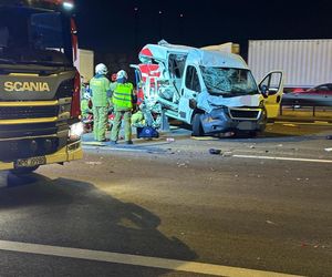 Wypadek na S2. Ciężarówka wjechała w samochód dostawczy kuriera