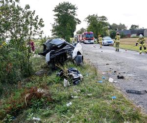 Samochód uderzył w drzewo i dachował. Dwie osoby nie żyją