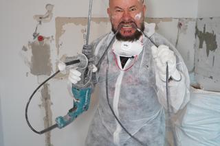 Pawelec wciela się w rolę pracownika budowy