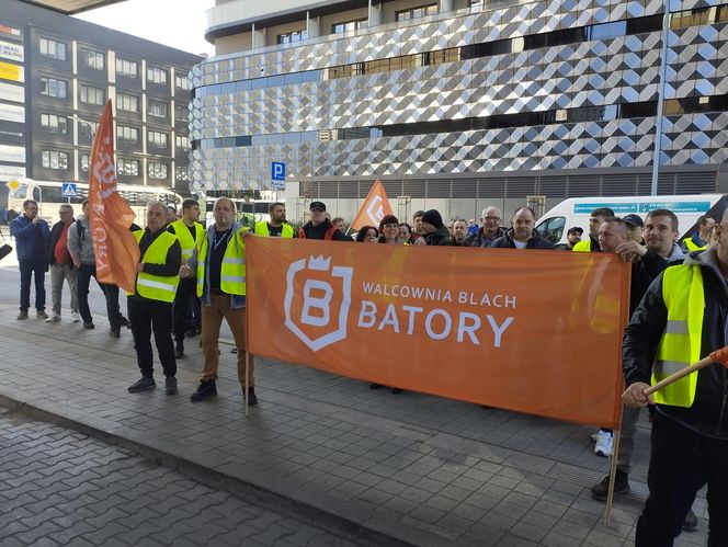 Protest hutników pod Węglokoksem w Katowicach. "Co innego nam mówią, a co innego robią"