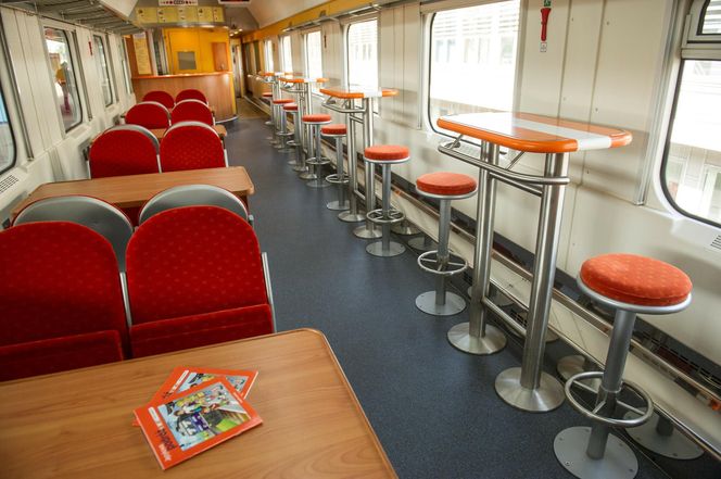 Wagon restauracyjny Wars w pociągu PKP Intercity