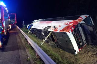 Nocny wypadek autobusu pod Łowiczem. Kilka osób w szpitalu. Pojazd wylądował w rowie [ZDJĘCIA].