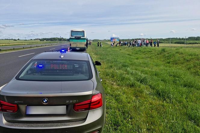 Niepełnosprawne dzieci spod Świecia utknęły na autostradzie A1 w drodze nad morze. Kierowca wysadził je na poboczu