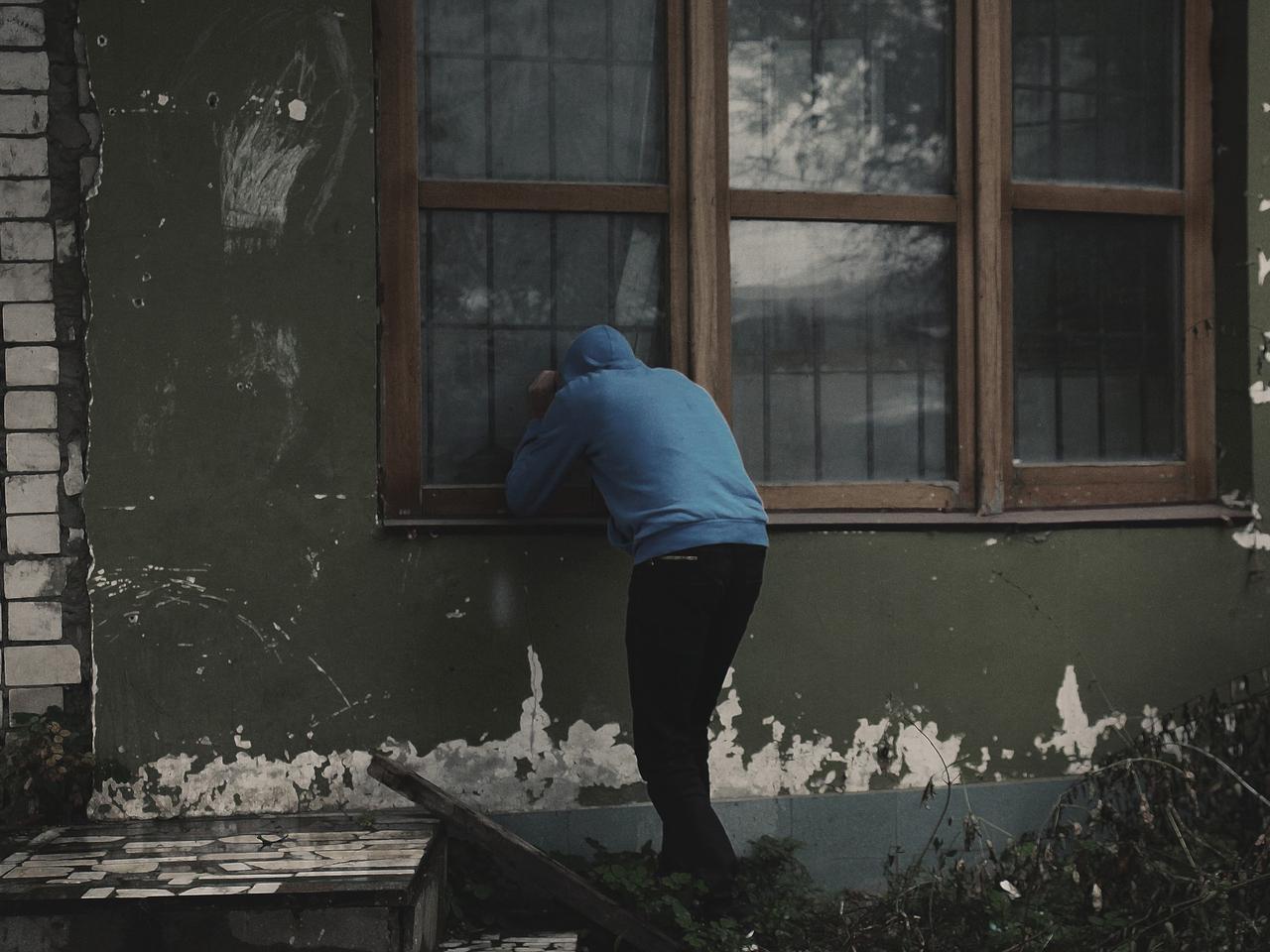 Płock. Włamał się do jej mieszkania. Nie miała zamiaru czekać na policję! Za takie coś to flacha się należy