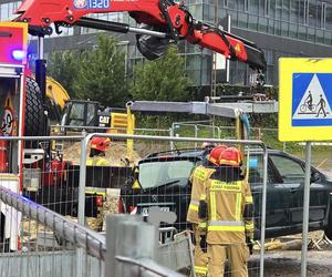 Kraków. Przez opady deszczu pod samochodem zapadła się jezdnia