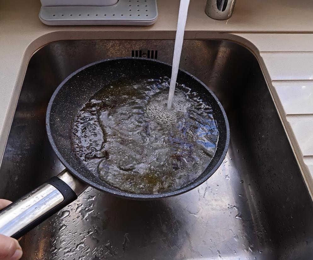 Patelnia w zlewozmywaku 