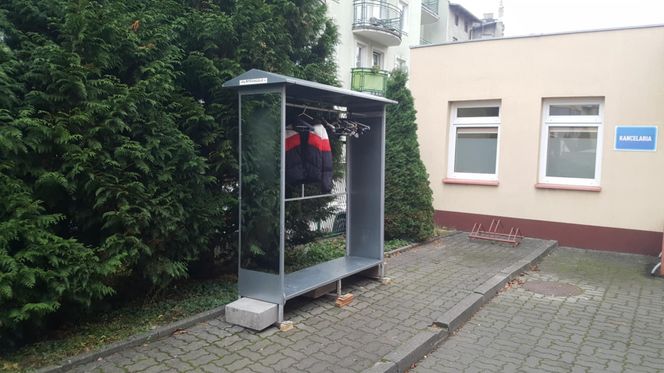 W Bydgoszczy przed zimą można podarować trochę ciepła. Wieszaki już czekają!