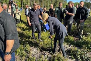 Pierwsza para sadzi drzewa