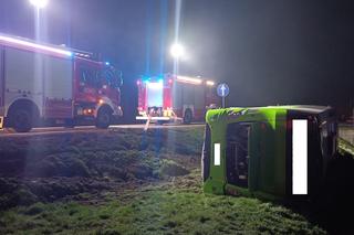 Wypadek na trasie krajowej koło Buska-Zdroju. Przewrócił się autokar przewożący obywateli Ukrainy