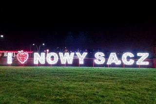 I Love Nowy Sącz.   Podświetlany neon wita wjeżdżających do Nowego Sącza.  Jak się podoba?
